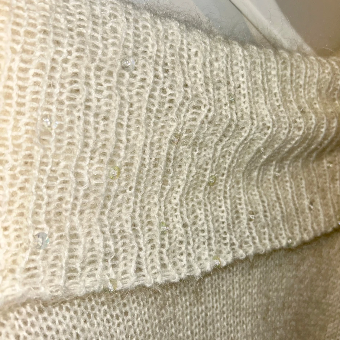 Krämvit stickad offshoulder tröja - 1