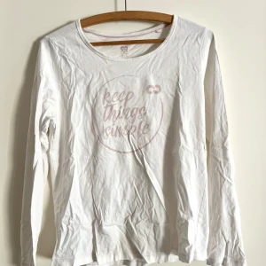 Vit tröja med tryck - Långärmad tröja i mjukt material! Har aldrig använts, men legat i garderoben länge! Plagget tvättas noga innan leverans! Det är bara att skriva om du har några frågor! <3