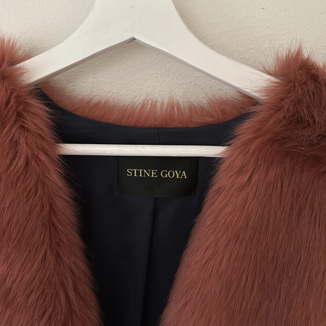 Rosa fuskpälsjacka från Stine Goya - 1