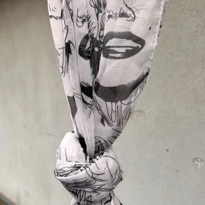 Vit sjal med Marilyn Monroe! - Tunn vit sjal med Marilyn Monroe-motiv. Snygg,  ovanlig och perfekt till våren. I nyskick. Mått: 150 x 35 cm.