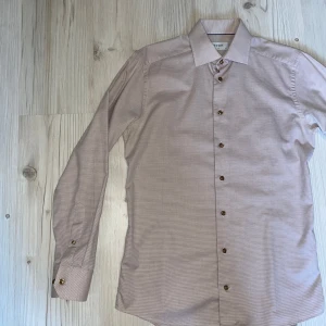 Kostymskjorta från Eton - Kostymskjorta från Eton, stolen 39. Nyskick utan prislapp men inga som helst tecken på användning. Perfekt till jobbet eller festligare tillställningar! Köparen står för frakten📦