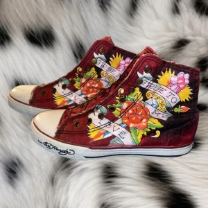 Snygga röda ed hardy skor❤️ - Super fina ed hardy skor med coolt tryck i storlek 38❤️tyvärr har dom inget skosnöre men de går lätt att sätta på