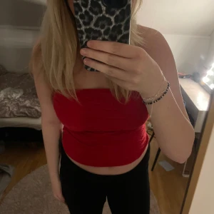 Röd tubtopp - Snygg röd tubtopp. Med lite mönster på.