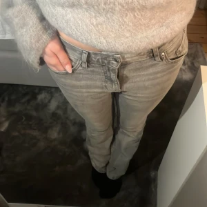 Grå jeansbyxor - Snygga grå bootcut jeans från Gina Tricot med en klassisk design. Hör av er om ni är intresserade💗