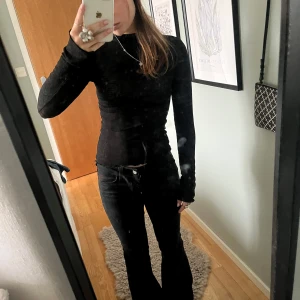 Svart långärmad topp - Säljer denna svarta lite genomskinliga topp från GinaTricot. Materialet är väldigt stretchiga och lite ribbat!!🤍🤍