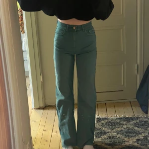 Gröna högmidjade byxor från Gina Tricot - Snygga gröna byxor med hög midja med lite vidare passform. Grön/blå i färgen 💚💙