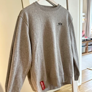 Alpha industries sweatshirt - Använd endast ett par gånger. 