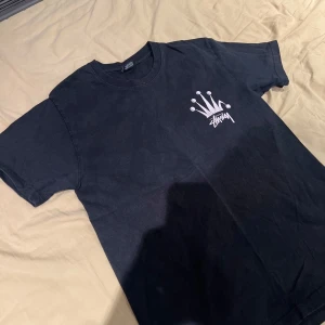 Stuzzy T-Shirt - Säljer denna Stuzzyn för vill ha nytt. Det är bra skick på den o är inte solblekt!