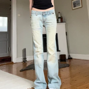 Ljusblå bootcut jeans - Snygga ljusblå lågmidjade bootcut jeans 🩵