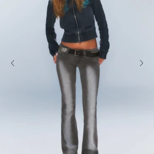 Grå cheap monday jeans - Snygga grå bootcut jeans som är low waisted. Slutsålda, har klippt bort den gröna lappen i bak tyvärr. Pris kan diskuteras. Storlek 29/32