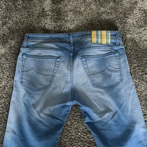  Jacob Cohen - Tjena, säljer ett par Jacob Cohen jeans med otroligt fet patch! Jeansen har storlek 33 och är av modellen 688!                                                                         Hör av dig vid frågor!