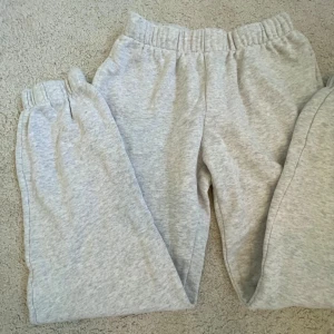 Gråa mjukisbyxor från Brandy Melville - Gråa mjukisbyxor från Brandy Melvilles märke John galt. Använda men inget större tecken på användning. Resår i midjan och passar mig som har S. Innerbensmåttet är 80cm💗