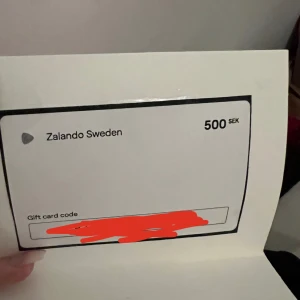 Presentkort från Zalando Sweden - Presentkort på 500 SEK från Zalando Sweden. Perfekt för att handla kläder, skor eller accessoarer online. Enkelt att använda med en kod som anges vid köp. Perfekt present till någon som älskar shopping! Fick det i julklapp men har inte kommit till användning tyvärr!