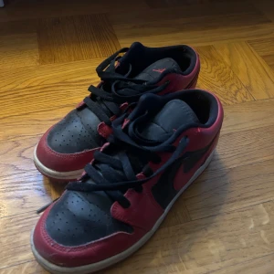 Nike Air Jordans i svart och rött - Säljer ett par klassiska Nike Air Jordans i svart och rött. Skorna är i storlek 38 och en halv. knappt använda. pris kan diskuteras.