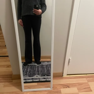 Mörkgrå stickad tröja - Säljer en mysig mörkgrå stickad tröja med lång ärm. Perfekt för kyligare dagar och ger en stilren look. Passar bra till både jeans och kjol. Hör av dig vid intresse!