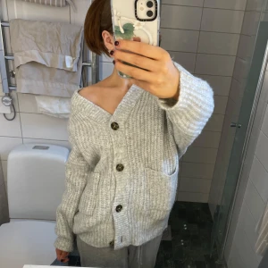 Oversized stickad tröja🤍 - Har endast anbänts en gång har inga tecken på någon slags defekt! Skriv om du har någon fråga!💬