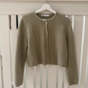 Beige kofta från Zara - Säljer denna lite lurviga koftan från zara då den längre inte kommer till användning! Super fin och perfekt till våren/sommaren💗💗