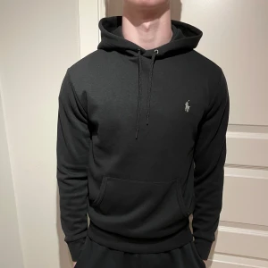 Ralph Lauren - Riktigt skön Raffe Hoodie! | Utmärkt skick ändå skulle vara att informationslappen inuti är avklippt men inget som märks av såklart! | Storlek S. | Ställ gärna frågor innan du köper!