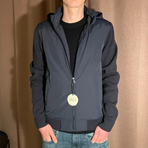 JOTT cardigan  - Säljer en Cardigan från märket Jott. Den är helt ny i storlek M! Nypris 2500kr! Hör gärna av dig om du har frågor! 