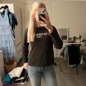 Zara tröja  - Säljer denna super snygga tröja från Zara Kids i storlek 152. Säljer då den blivit förliten men den är som i nytt skick. Hör av er vid intresse eller fler bilder.