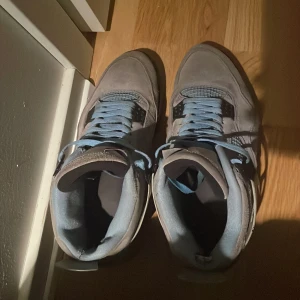 Jordan 4 Blå - Fick som present, dom är äkta men säljer billigt eftersom dom är i helt okej skick och lagom använda,har börjat tröttna.