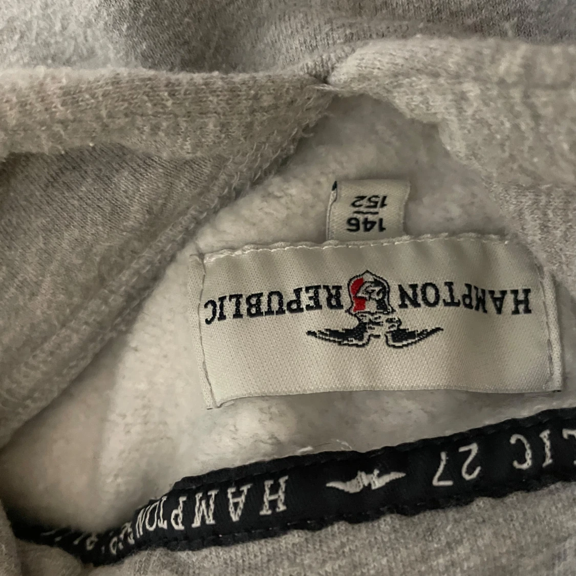 Grå hoodie från Hampton Republic - 1