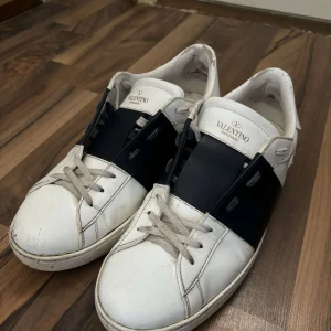 Valentino Skor - Valentino skor i storlek 43, pris diskuteras. Dom är väl använda men ändå bra skick👍 Hör av dig om du är intresserad!