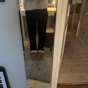 Svarta kostymbyxor från Lager 157 - Snygga svarta byxor från Lager 157 i storlek XS. De har en klassisk design med knappar och en tight passform som framhäver figuren. Perfekta för en stilren look. Dm mig för mått osv. 💕pris kan diskuteras 💗