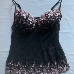 Svart spetstopp i mesh  - Vintage spetstopp med rosa detaljer, sååå vacker!! Och bekäm🎀🎀Kupan är storlek 95C men är något mindre. M/L beroende på🪩