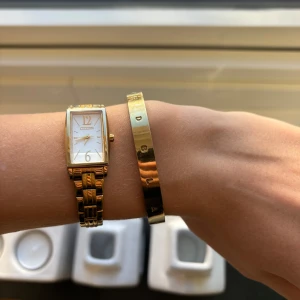 Armband Edblad - Stelt armband från Edblad i guldpläterat rostfrittstål. Det står edbland på framsidan och är blankt på baksidan. Har några repor och pläteringen har lossnat lite på kanterna främst på baksidan (se bilder), därav det låga priset. Dock är det fortfarande väldigt fint och har bra kvalitet.