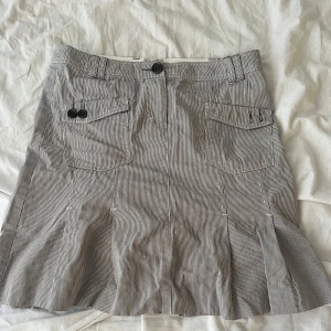 Kostym kjol   - Snygg grå kostym kjol med vita detaljer. Den har praktiska fickor och bälteshällor🫶🌸Skulle chansa på storlek M men passar även mig med S 