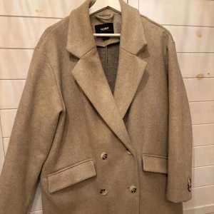 Beige kappa från Pull&Bear - Klassisk beige kappa från pull&bear💖använd men i fint skick💕skriv vid frågor 