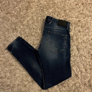 Replay anbass jeans - Snygga replay anbass jeans med en riktigt dkön wash och klassisk femficksdesign. De har en slimmad passform. Strlk 31/32, mycket bra skick. Fraktas antigen samma dag som köp eller dagen därpå💯🙌