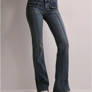Blå bootcut jeans - Hejhej jag säljer dom här jätte fina lågmidjade jeansen från Nelly. Jag har använt jeansen 1 gång och sedan dess har den bara legat i min garderob så jag vill helst bli av med den och det är därför som jag säljer den för ett rätt billigt pris eftersom nypriset egentligen är 699 kr. Skriv jätte gärna till mig för bilder om det behövs💕💕