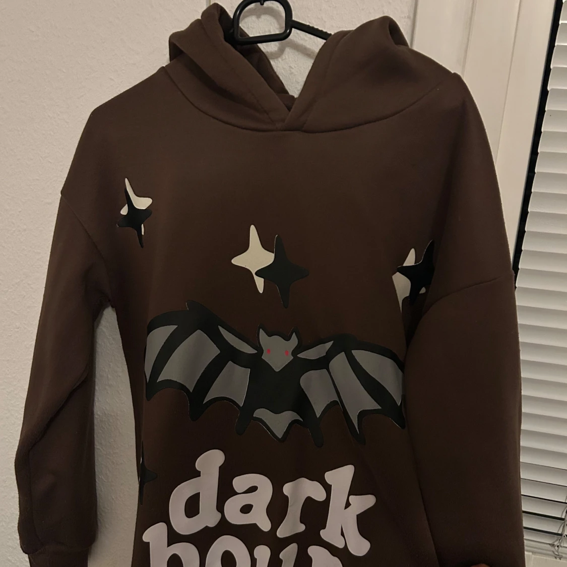 Brun hoodie med fladdermusmotiv