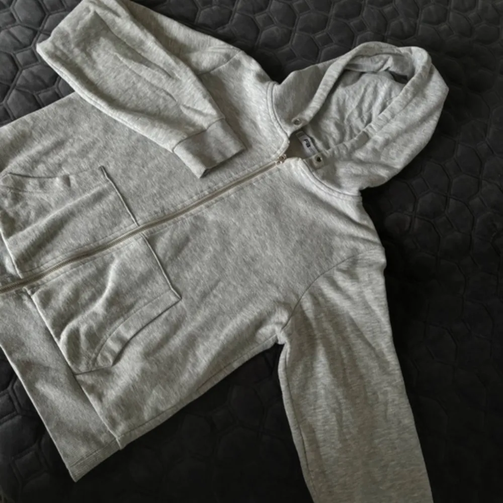 Säljer en grå hoodie i mycket bra skick. Den har en dragkedja framtill och en mysig huva. Perfekt för höst och vår, och passar till alla casual outfits. Storleken är normal och materialet känns mjukt och bekvämt. . Neuletakit & Villapaidat.