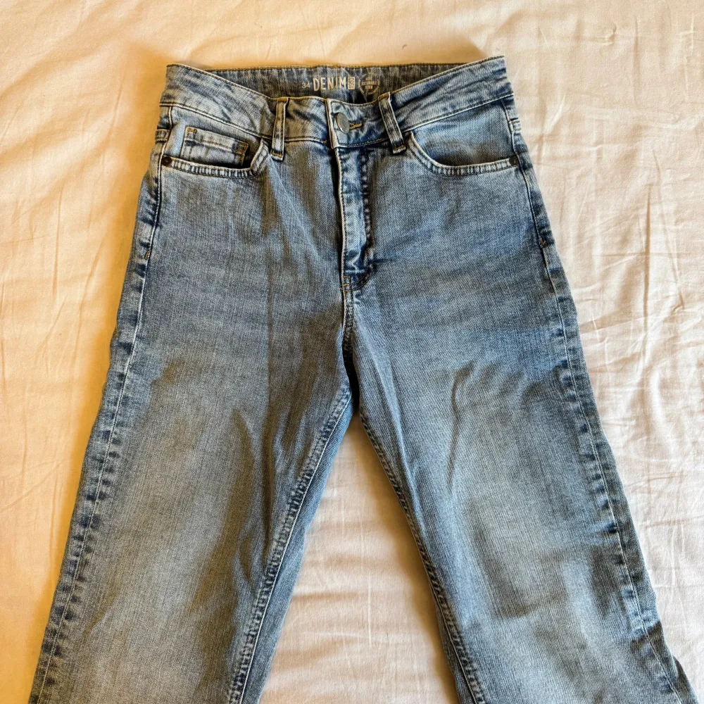 Säljer ett par klassiska blå jeans i bra skick. De har en normal passform och är perfekta för vardagsbruk. Jeansen har en traditionell femficksdesign och är tillverkade i slitstarkt denim. Perfekta för både höst och vår! Jeansen har slits längs ner. Pris går att diskutera. Jeansen är här aldrig använts men prislappen finns ej kvar.. Jeans & Byxor.