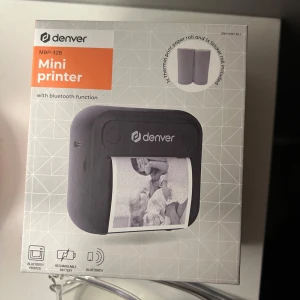 Mini printer - Säljer denna populära mini printern med 5 bildrullar och 4 stickersrullar (totalt 250st bilder)! Den har bluetooth vilket gör att man kan koppla den till mobilen och skriva ut bilder från kamerarullen i retroformat (som på bild 4). Endast använd 1 gå