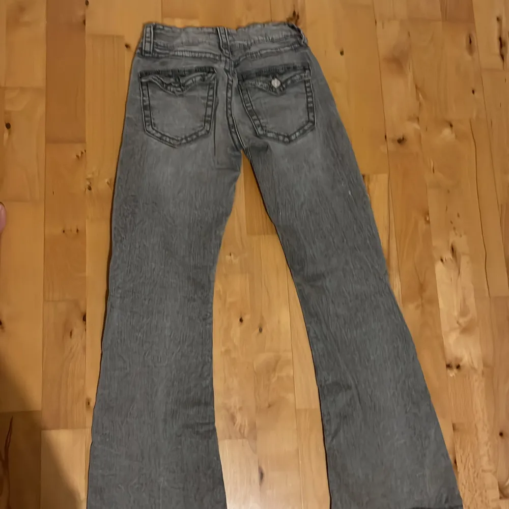 Den här byxorna är lågmijade dem är från ginatricot.. Jeans & Byxor.