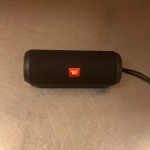 Vill bara sälja denna varan  - Den funkar perfekt, allting funkar att ladda den o ljudet alla är perfekt 