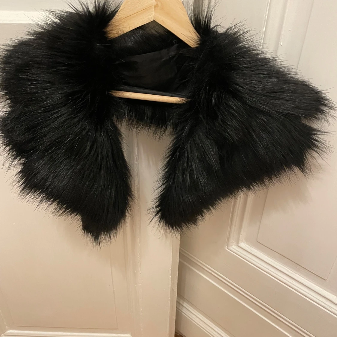 Svart fuskpäls halsduk