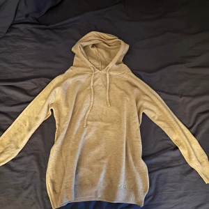 Kashmir hoodie - Säljer denna kashmir hoodie då den blivit förliten. Väldigt bra skicka