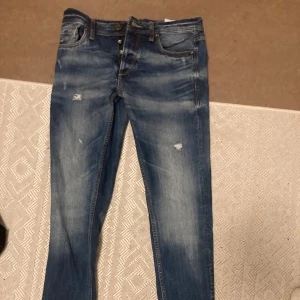 Snygga jeans - Snygga jeans som tyvärr inte passar! Har klippt de längst ner så de inte sitter så tajt 