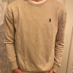 Ralph Lauren tröja - Säljer min beiga Ralph Lauren tröja i storlek S. Tröjan är i mycket bra skick och har inga defekter. Hör av dig vid minsta lilla fundering.👍
