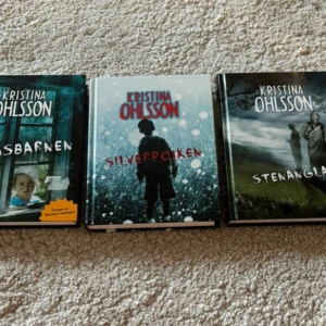 Bokserie av Kristina Ohlsson - Säljer en spännande bokserie av Kristina Ohlsson som inkluderar 'Glasbarnen', 'Silverpojken' och 'Stenänglar'. Perfekt för dig som gillar mystik och äventyr. Böckerna har vackra omslag med mystiska och lite kusliga motiv. Passar perfekt för höstläsning när mörkret faller på. 📚✨ Säljer fler böcker, kolla min profil! 