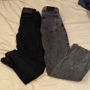 Två par jeans från Grunt i svart och grått. De har en klassisk straight fit och är perfekta för både vardag och fest. Jeansen är i bra skick och har en snygg tvättad look. Passar perfekt till en avslappnad stil eller med en snygg skjorta för en mer uppklädd look.Jeansen är storlek 150 cm.Nypris ligger på 600 kr. Jag säljer för 300kr / par. Paketpris 500kr för båda