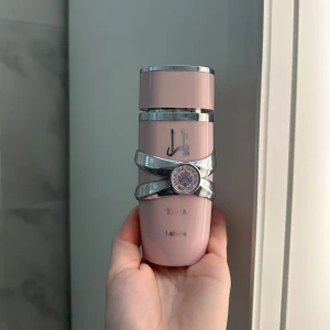 Lataffa  - Oanvänd, enbart tagit ur förpackningen, sprayat en gång och doften är tyvärr inte min typ av doft. En viral TikTok parfym, 100 ml. 