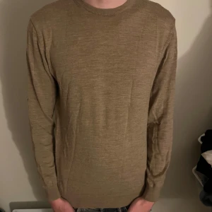 Merino ull tröja - Merino ull tröja i beige/brun bra skick utan defekter nypris 1200. Konstigt ljus på bilden