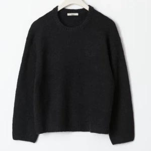 Svart stickad tröja från Ginatricot - Säljer en svart stickad tröja från Ginatricot. Den har en klassisk rund hals och långa ärmar. Tröjan är i storlek L, men då jag vanligtvis bär S har jag använt den som en lätt oversized tröja till en snygg kjol eller liknande. Men den passar på båda sätt. 