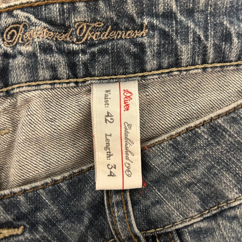 Säljer ett par snygga blå jeans från Oliver i bra skick. De har en klassisk femficksdesign och en knappgylf. Låg midjade och långa i benen. . Jeans & Byxor.